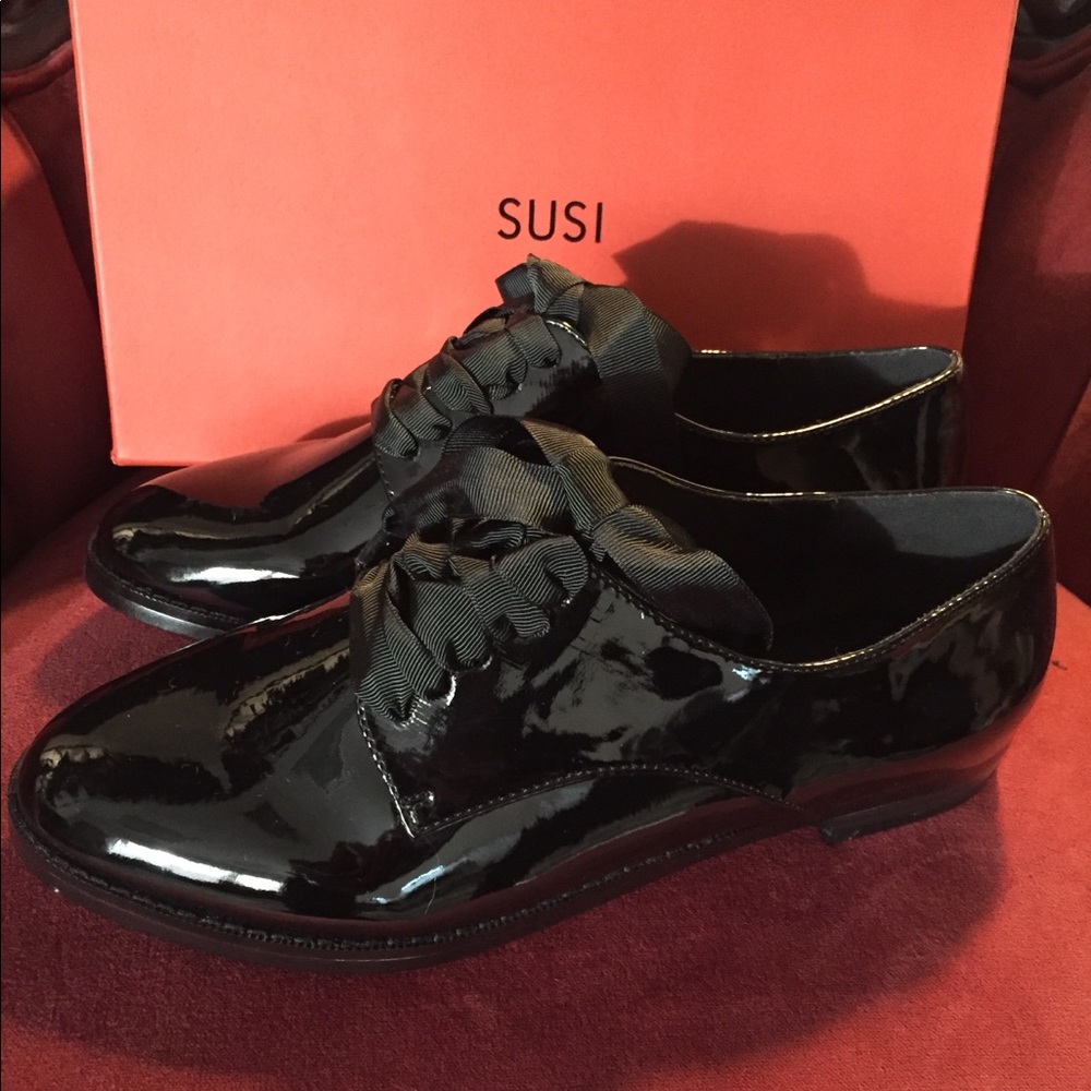 Women’s shoes never worn still in box